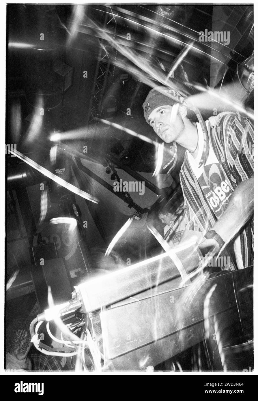 Richard Norris del gruppo musicale dance The Grid suonò al Cardiff University Terminal di Cardiff, in Galles, il 4 ottobre 1994. Foto: Rob Watkins. INFO: The Grid, un duo di musica elettronica britannico formato nel 1988, composto da Richard Norris e Dave Ball. Noti per i loro successi techno-pop come "Swamp Thing", il loro suono innovativo fonde perfettamente elementi elettronici, creando brani ballabili e suggestivi che hanno definito il panorama della musica elettronica della fine degli anni '80 e '90 Foto Stock