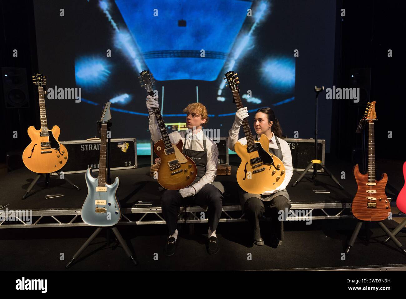 LONDRA, REGNO UNITO - 18 GENNAIO 2023: Staff members Hold Gibson Incorporated, Kalamazoo, Michigan, 1959, una chitarra elettrica Solid-body, Les Paul standard, stima: £300,000-500,000 (L) e Gibson Incorporated, Kalamazoo, Michigan, 1958, una chitarra elettrica semi-hollowbody, ES-335 TN, stima: £60,000-90,000 (R) durante una foto alla casa d'aste di Christie's che mostra i momenti salienti della collezione personale di Mark Knopfler, frontman dell'iconica band britannica, i dire Straits, a Londra, Regno Unito il 18 gennaio 2023. Le chitarre saranno offerte in un'asta il 31 gennaio e il 25% o. Foto Stock