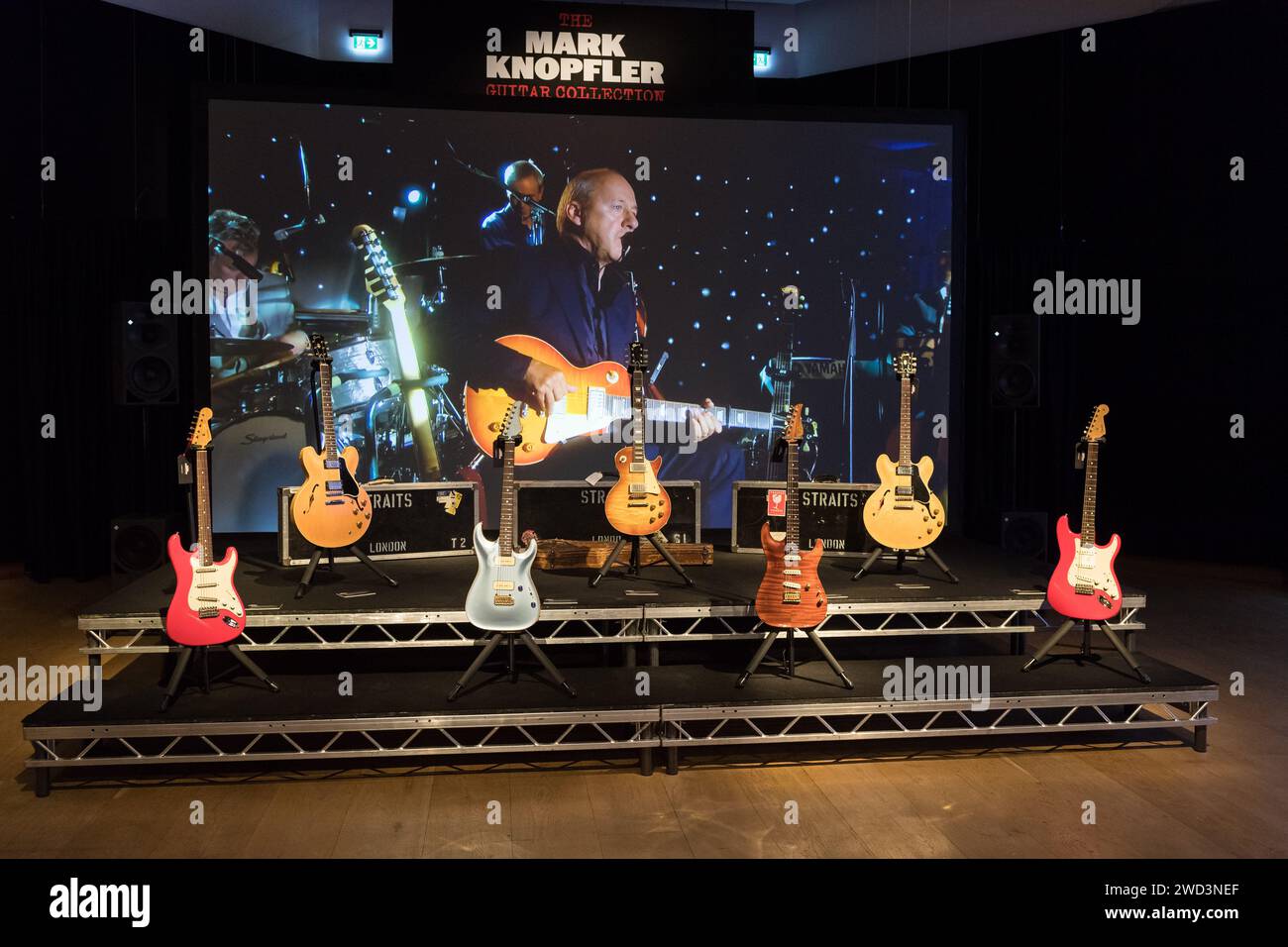 LONDRA, REGNO UNITO - 18 GENNAIO 2023: Le chitarre elettriche vengono esposte durante una foto alla casa d'aste di Christie's, mostrando i momenti salienti della collezione personale di Mark Knopfler, frontman dell'iconica band britannica, dire Straits, a Londra, Regno Unito il 18 gennaio 2023. Le chitarre saranno offerte all'asta il 31 gennaio e il 25% del prezzo totale del martello sarà donato alle organizzazioni benefiche della Croce Rossa britannica, della Tusk e della Brave Hearts of the North East, che Mark Knopfler sostiene da molti anni. (Foto di Wiktor Szymanowicz/NurPhoto) Foto Stock
