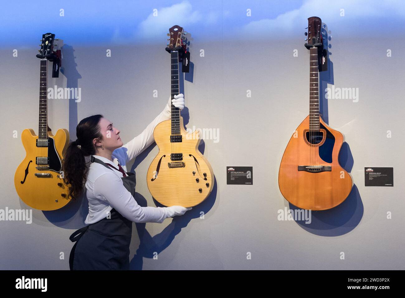 LONDRA, REGNO UNITO - 18 GENNAIO 2023: Un membro dello staff detiene Harry Jansen, Amsterdam, 2005, una chitarra elettrica semi-hollowbody, stima: 2.500-4.000£ durante una photocall alla casa d'aste di Christie's che mostra i momenti salienti della collezione personale di Mark Knopfler, frontman dell'iconica band britannica, i dire Straits, a Londra, Regno Unito il 18 gennaio 2023. Le chitarre saranno offerte all'asta il 31 gennaio e il 25% del prezzo totale del martello sarà donato alle organizzazioni benefiche della Croce Rossa britannica, Tusk e Brave Hearts del Nord Est, che Mark Knopfler ha sostenuto per molti anni Foto Stock