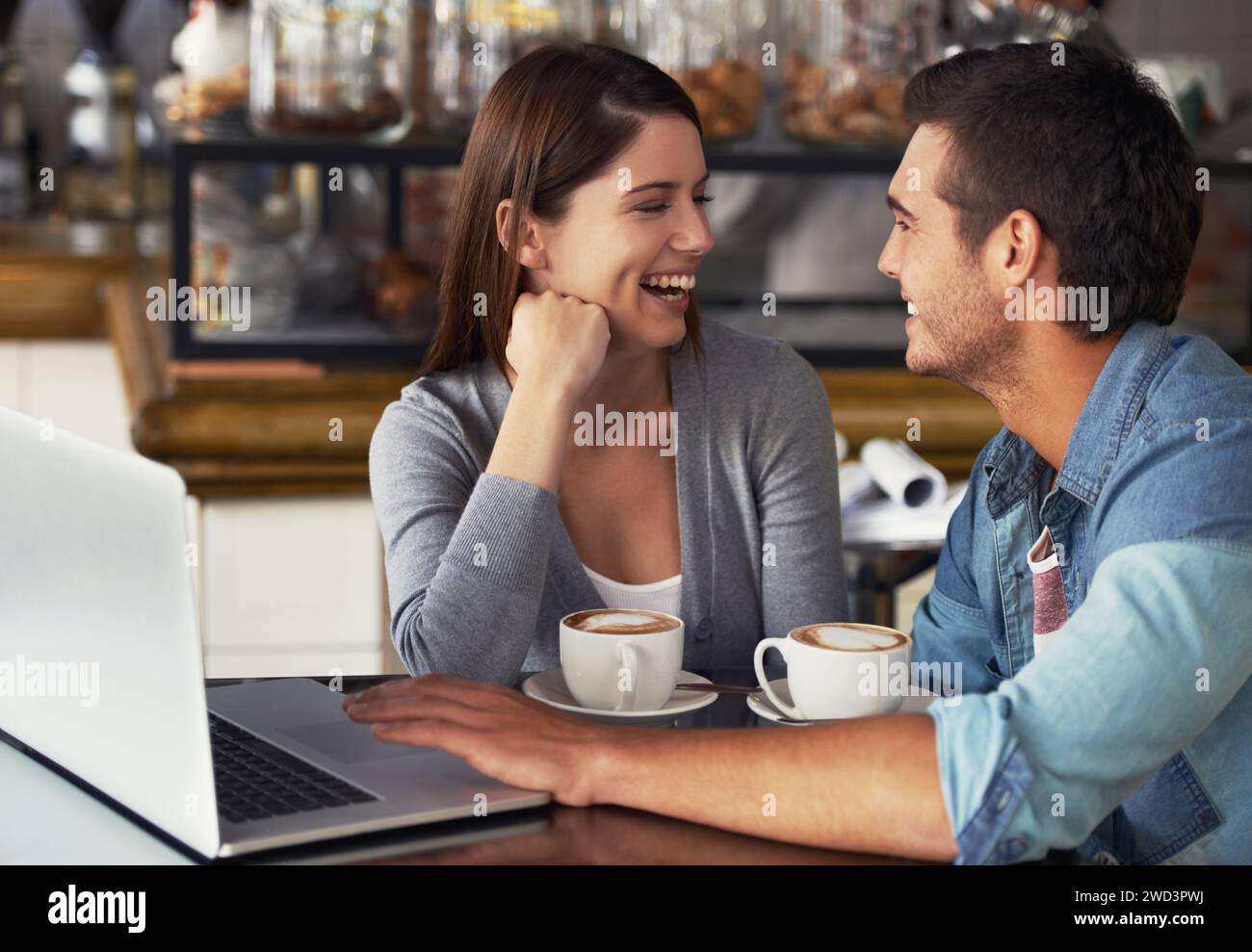 Conversazione con un computer portatile, un bar e una coppia che ridono dell'esperienza del cliente, della discussione o dello scherzo divertente del ristorante. Freelance, computer e persone sorridono Foto Stock