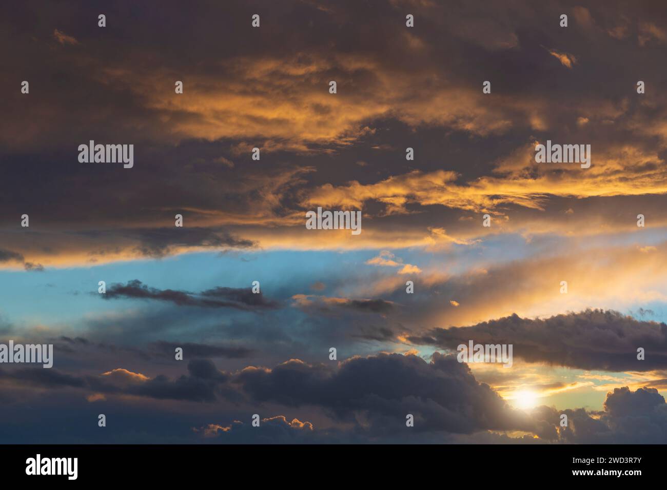 Un vero cielo splendente al tramonto con la sovrapposizione di sfondo. Nuvole rosse, arancioni e viola. Fotografia ad alta risoluzione perfetta per i passeggeri che sostituiscono il cielo Foto Stock
