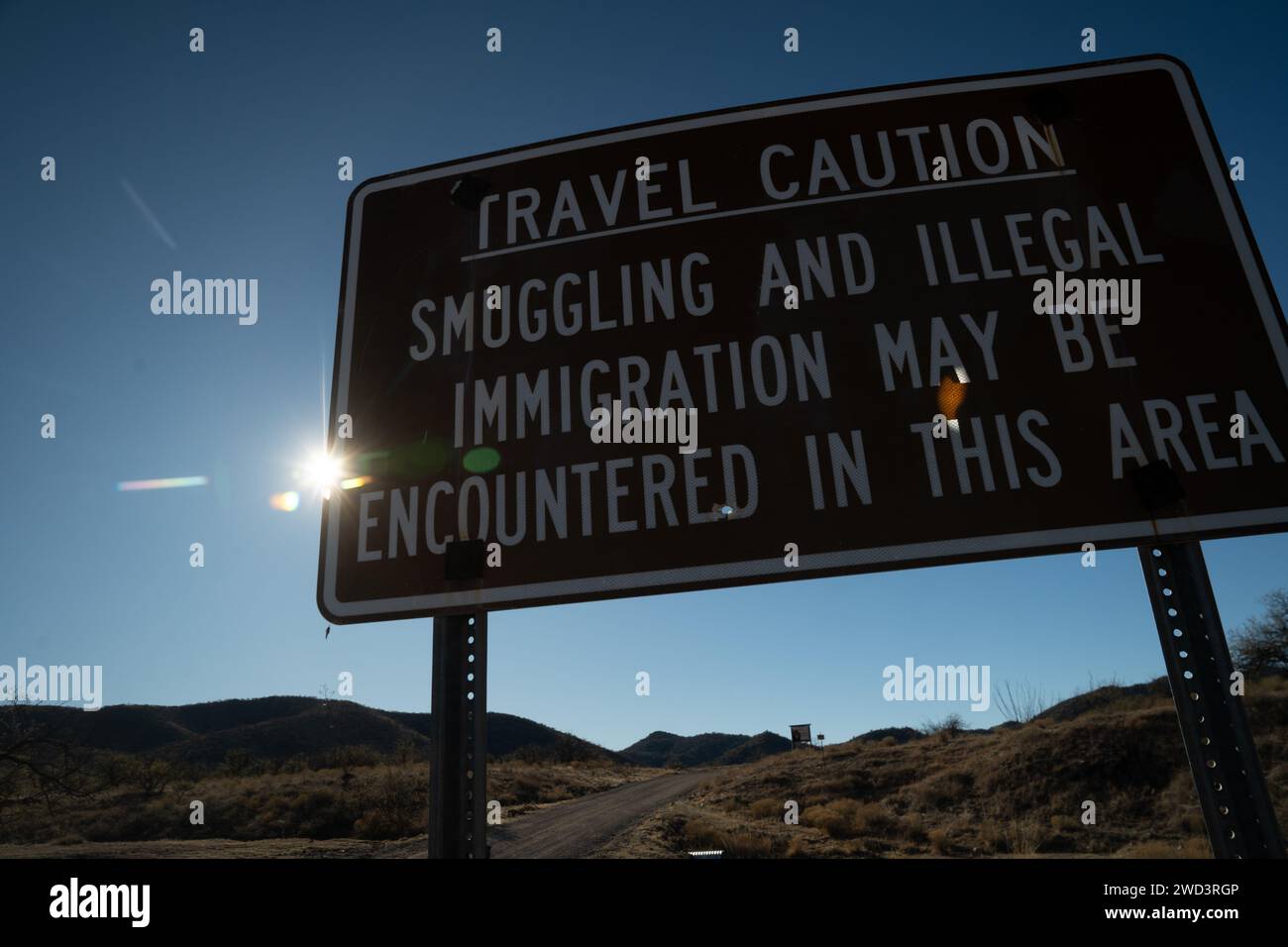 Un cartello di attenzione per il viaggio su una strada rurale vicino a Nogales, Arizona Foto Stock