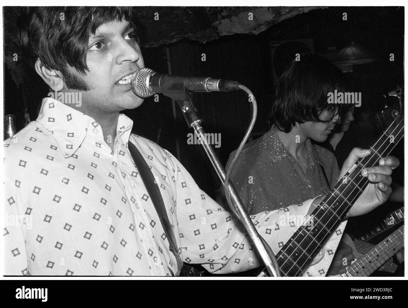 Tjinder Singh di Cornershop suona dal vivo al leggendario TJ's di Newport, Galles, Regno Unito il 31 gennaio 1994. Foto: Rob Watkins. INFO: Cornershop, formatosi nel 1991, è un gruppo indie rock britannico guidato da Tjinder Singh e Ben Ayres. Rinomati per la loro fusione di elementi indie rock, alternative e musica indiana, hanno raggiunto il successo mainstream con il successo "Brimful of Asha", che riflette il loro approccio musicale eclettico e innovativo. Foto Stock