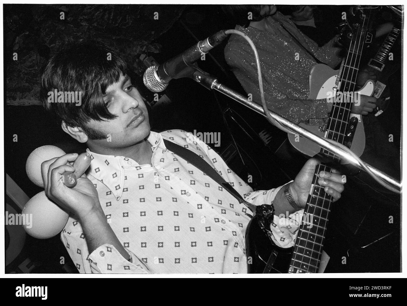 Tjinder Singh di Cornershop suona dal vivo al leggendario TJ's di Newport, Galles, Regno Unito il 31 gennaio 1994. Foto: Rob Watkins. INFO: Cornershop, formatosi nel 1991, è un gruppo indie rock britannico guidato da Tjinder Singh e Ben Ayres. Rinomati per la loro fusione di elementi indie rock, alternative e musica indiana, hanno raggiunto il successo mainstream con il successo "Brimful of Asha", che riflette il loro approccio musicale eclettico e innovativo. Foto Stock