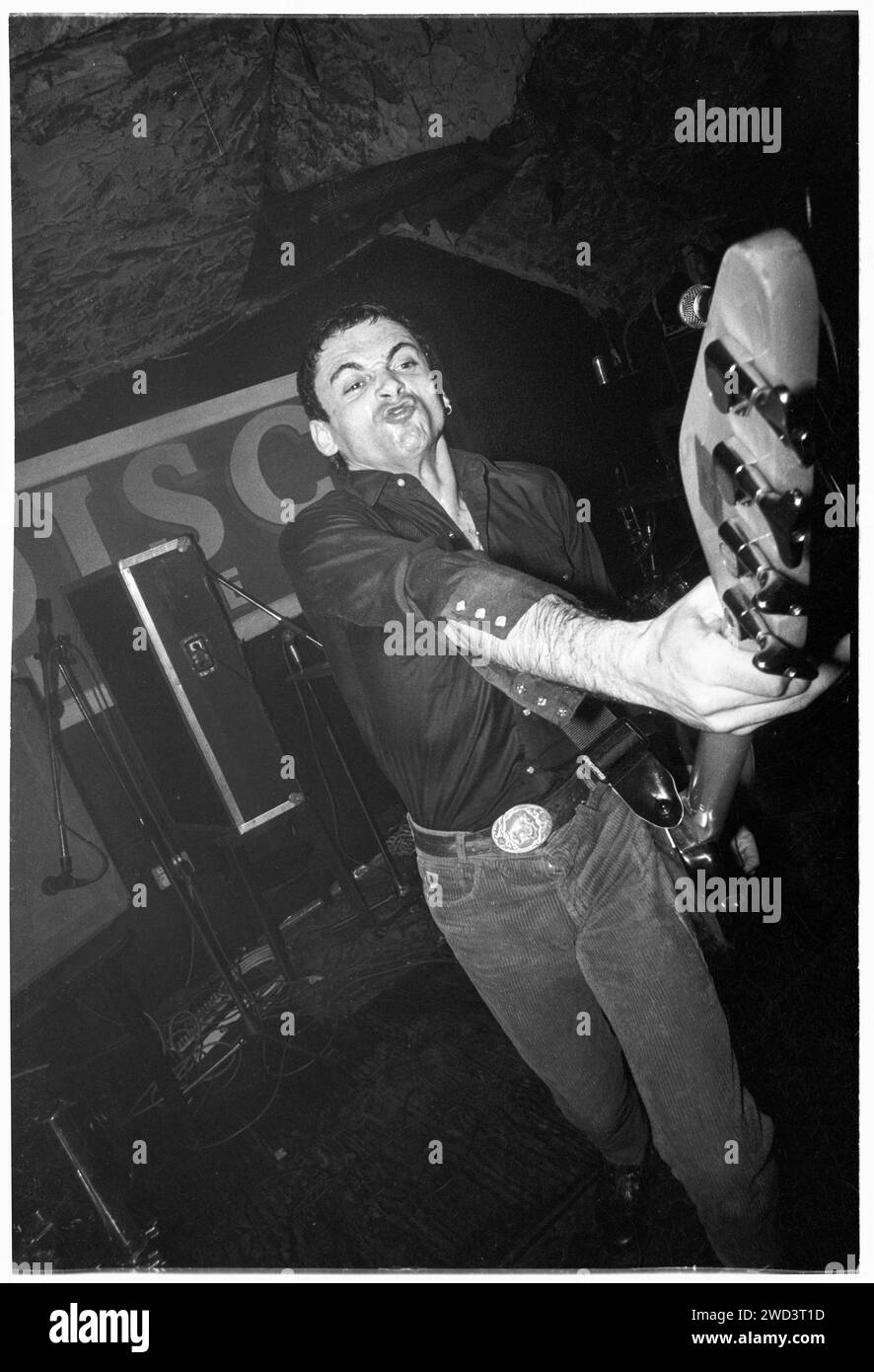 Salvatore Alessi (accreditato come Salv) della band punk S*M*A*S*H (SMASH) suonando dal vivo ai leggendari TJ di Newport, Galles, Regno Unito il 21 marzo 1994. Foto: Rob Watkins. INFO: SMASH, una band punk britannica degli anni '90, ha abbracciato l'etica del fai da te. Il loro suono energetico, alimentato da testi politicamente carichi, trovò un seguito. Inni come "i Want to Kill Somebody" e "Shame" hanno catturato lo spirito ribelle della scena punk durante i loro anni di attività. Foto Stock