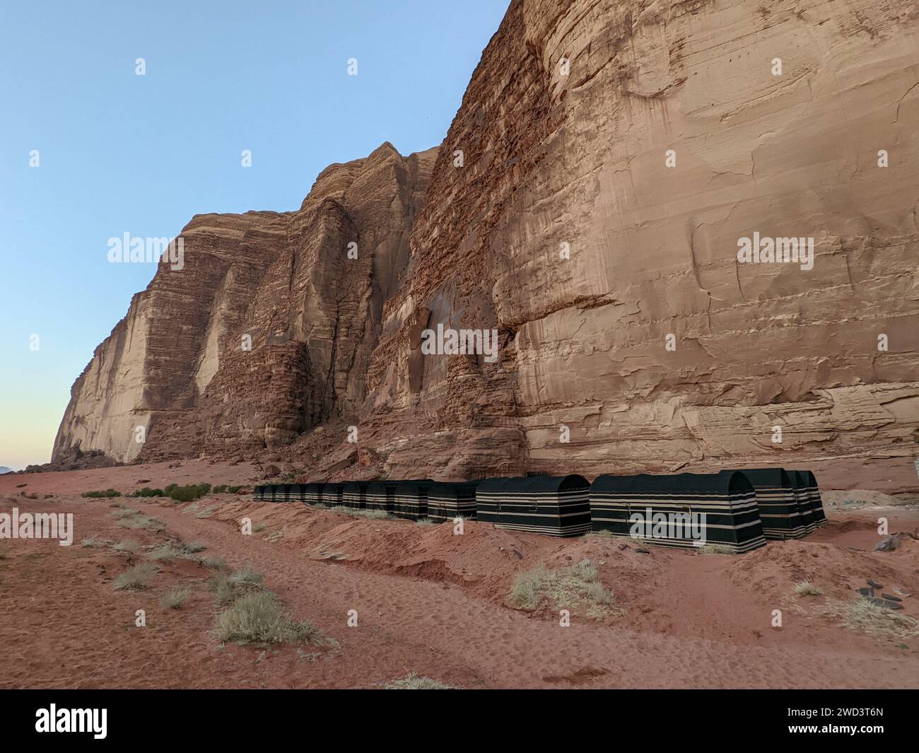 Wadi Rum Desert, Giordania. Il deserto rosso e il monte Jabal al Qattar. Dove sono girati alcuni famosi film, splendida vista panoramica del paesaggio Foto Stock