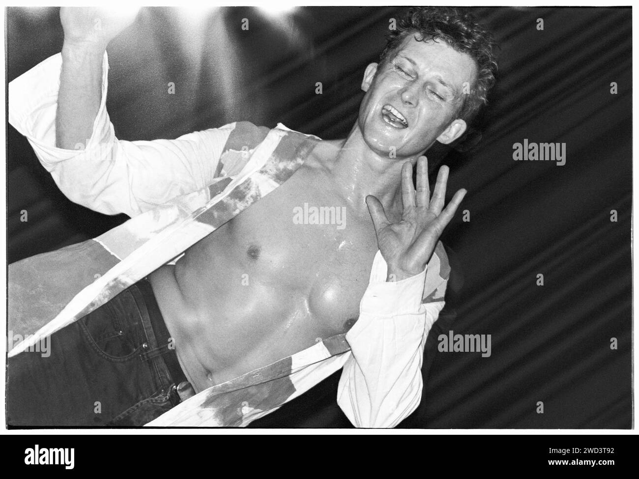 Il ballerino Wojtek Dmochowski della rock band Blue Aeroplanes suonò dal vivo alla Bristol University Anson Rooms, Bristol, Inghilterra il 12 febbraio 1994. Foto: Rob Watkins. INFO: I Blue Aeroplanes, un gruppo alternative rock britannico formatosi negli anni '80, sono guidati da Gerard Langley. Noti per i loro testi poetici e il suono di chitarra a strati, album come "Swagger" e "Beatsongs" hanno mostrato il loro stile eclettico, influenzando le scene di musica alternativa e indie. Foto Stock