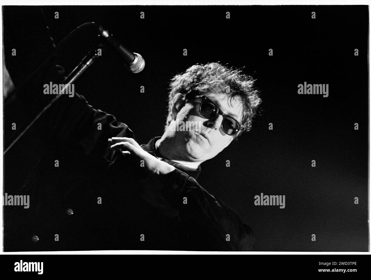 Il cantante Gerard Langley della rock band Blue Aeroplanes suona dal vivo alla Bristol University Anson Rooms, Bristol, Inghilterra il 12 febbraio 1994. Foto: Rob Watkins. INFO: I Blue Aeroplanes, un gruppo alternative rock britannico formatosi negli anni '80, sono guidati da Gerard Langley. Noti per i loro testi poetici e il suono di chitarra a strati, album come "Swagger" e "Beatsongs" hanno mostrato il loro stile eclettico, influenzando le scene di musica alternativa e indie. Foto Stock