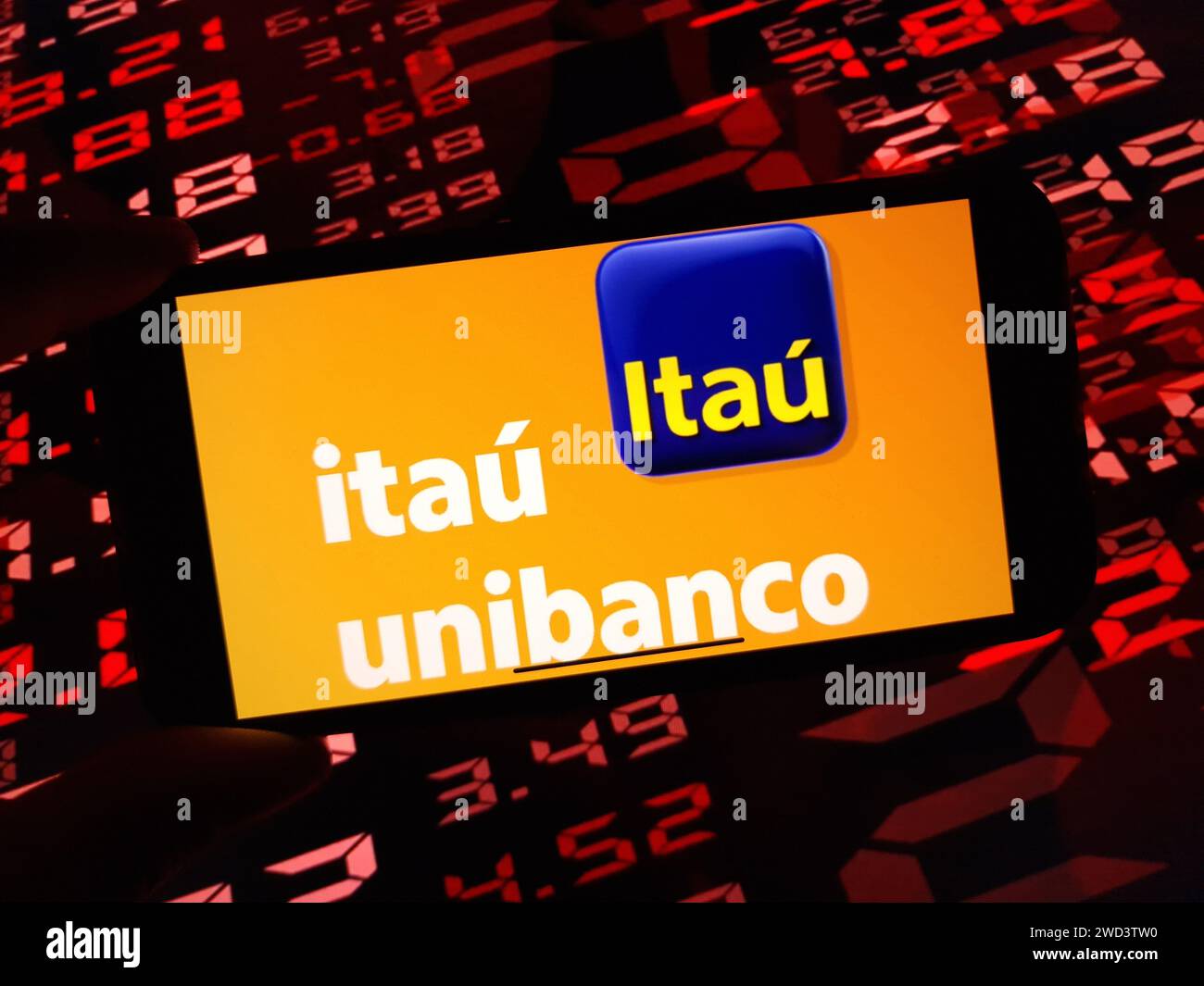 Konskie, Polonia - 16 gennaio 2024: Logo aziendale Itau Unibanco visualizzato sullo schermo del telefono cellulare Foto Stock