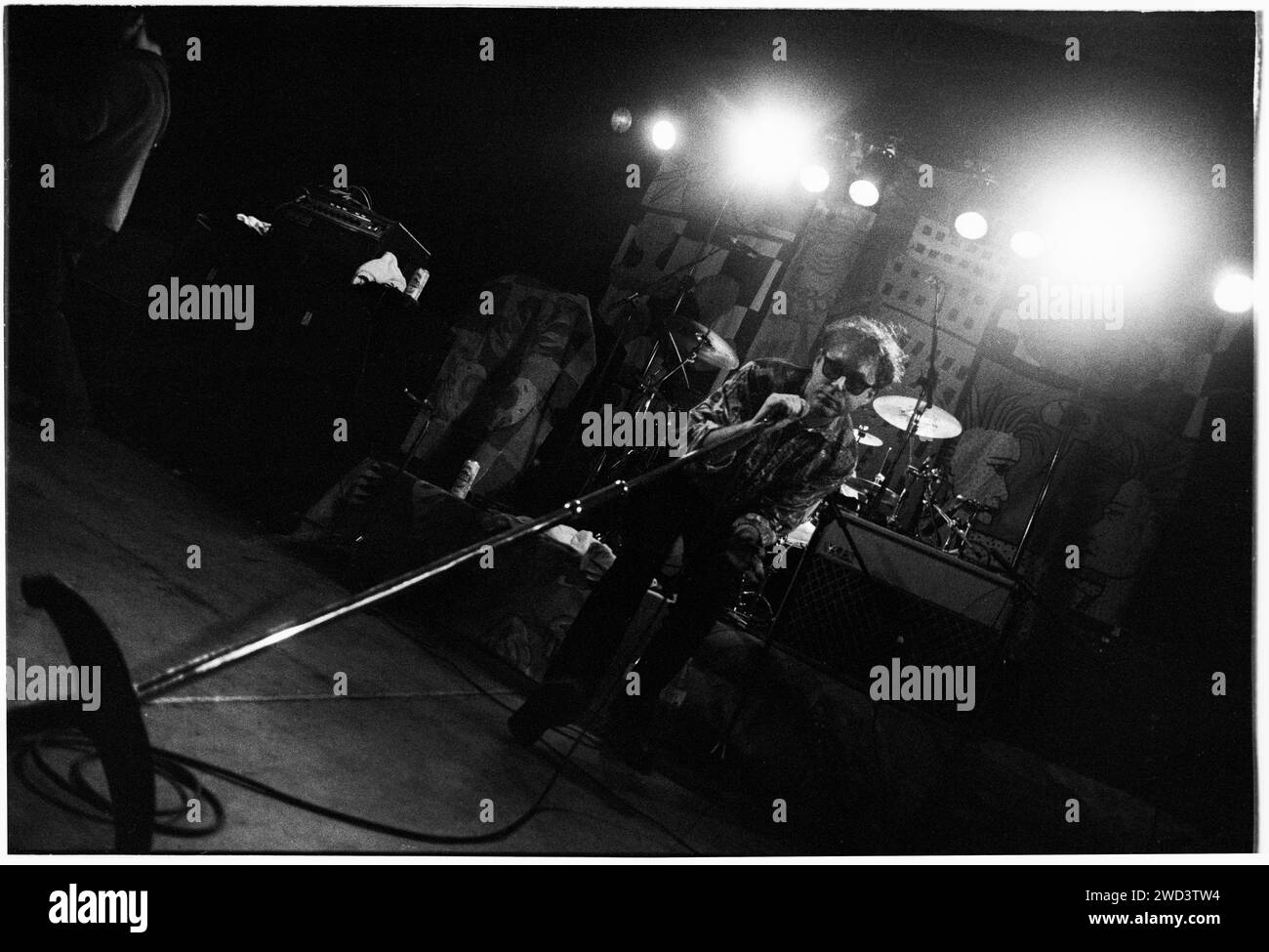 Il cantante Gerard Langley della rock band Blue Aeroplanes suona dal vivo alla Bristol University Anson Rooms, Bristol, Inghilterra il 12 febbraio 1994. Foto: Rob Watkins. INFO: I Blue Aeroplanes, un gruppo alternative rock britannico formatosi negli anni '80, sono guidati da Gerard Langley. Noti per i loro testi poetici e il suono di chitarra a strati, album come "Swagger" e "Beatsongs" hanno mostrato il loro stile eclettico, influenzando le scene di musica alternativa e indie. Foto Stock