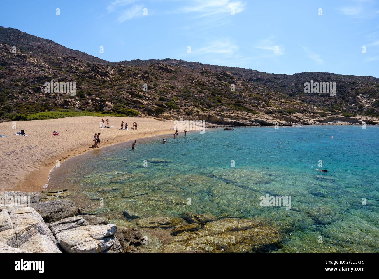 IOS, Grecia - 15 settembre 2023 : veduta dei giovani turisti che si godono l'incredibile spiaggia di sabbia e turchese di Pikri Nero a iOS Grecia Foto Stock