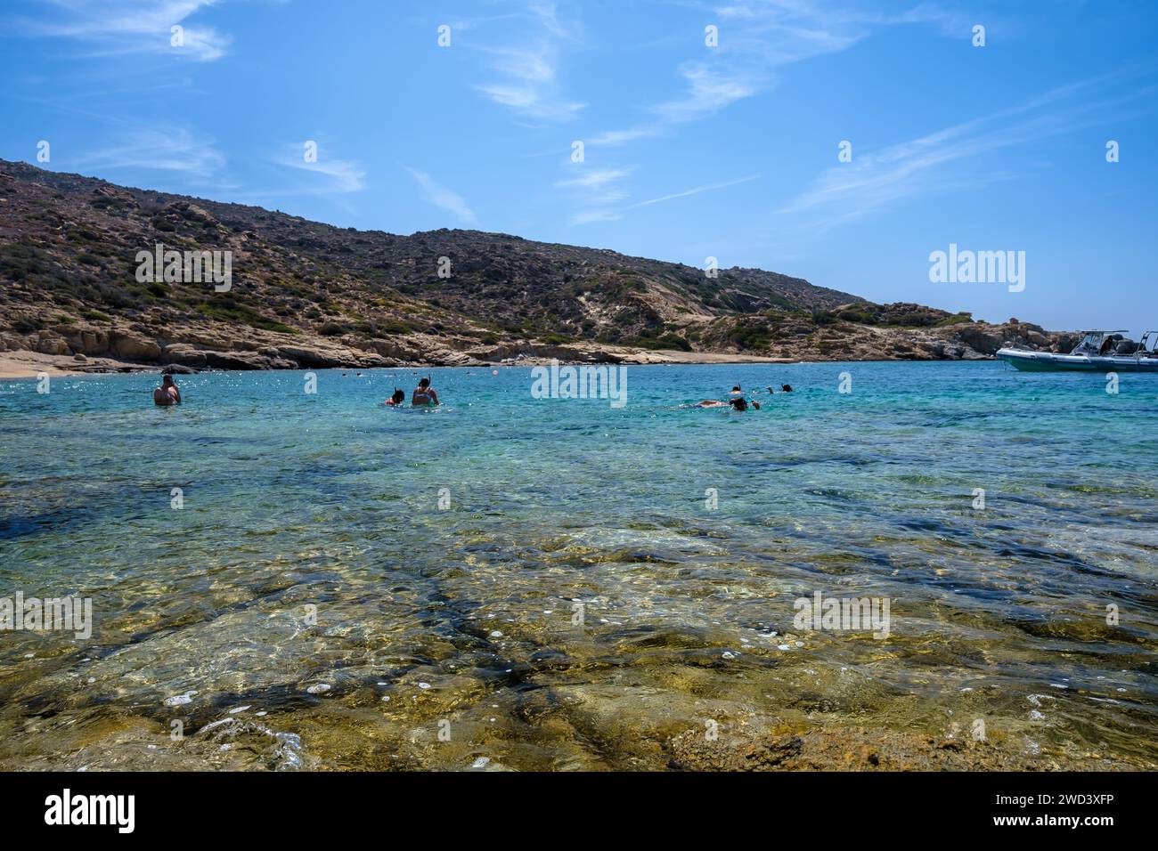 IOS, Grecia - 15 settembre 2023 : veduta dei giovani turisti che si godono l'incredibile spiaggia di sabbia e turchese di Pikri Nero a iOS Grecia Foto Stock