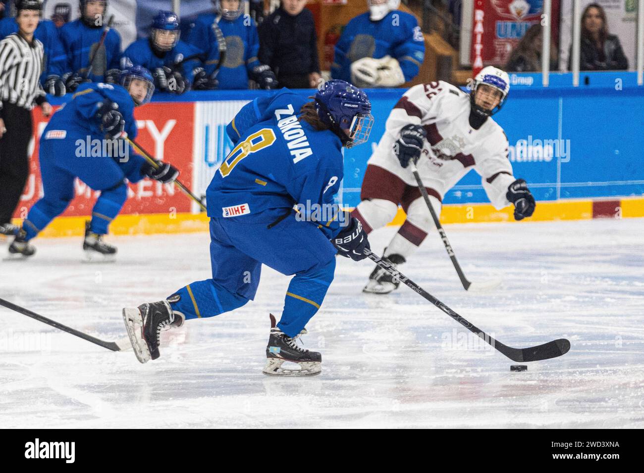 Heerenveen, Niederlande. 18 gennaio 2024. HEERENVEEN, PAESI BASSI - 18 NOVEMBRE: Sofiya Zubkova del Kazakistan con il puck durante il Campionato del mondo femminile U18 a Thialf il 18 gennaio 2024 a Heerenveen, Paesi Bassi (foto di Ricardo Veen/Orange Pictures) credito: dpa/Alamy Live News Foto Stock