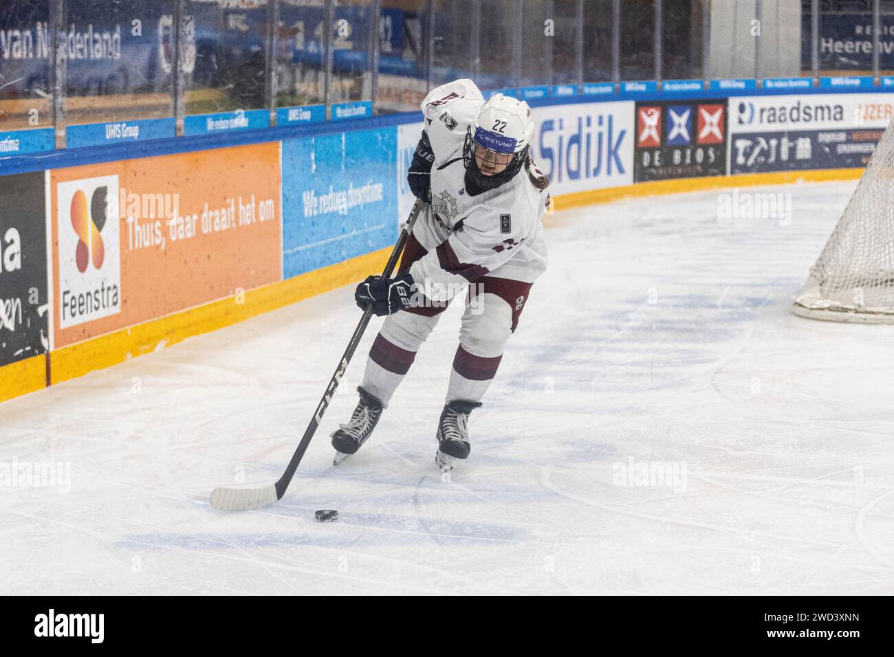 Heerenveen, Niederlande. 18 gennaio 2024. HEERENVEEN, PAESI BASSI - 18 NOVEMBRE: Sarma Gusare della Lettonia con il puck durante il Campionato del mondo femminile U18 su Thialf il 18 gennaio 2024 a Heerenveen, Paesi Bassi (foto di Ricardo Veen/Orange Pictures) credito: dpa/Alamy Live News Foto Stock