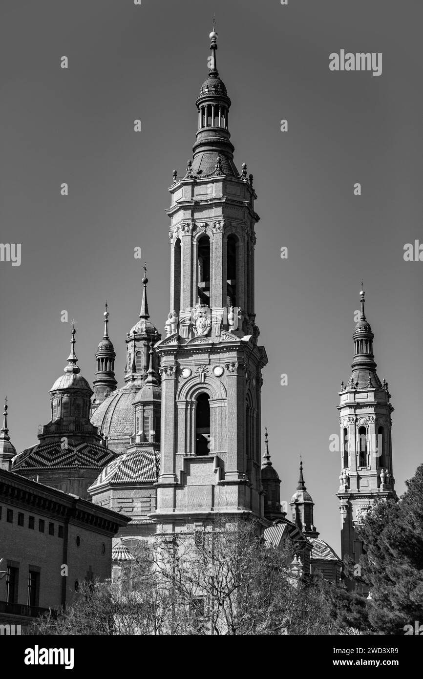 La cattedrale-basilica di nostra Signora del pilastro è una chiesa cattolica romana sul fiume Ebro a Saragozza, Aragona, Spagna. Foto Stock