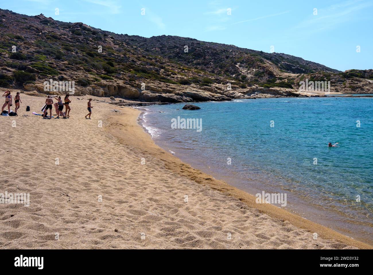 IOS, Grecia - 15 settembre 2023 : veduta dei giovani turisti che si godono l'incredibile spiaggia di sabbia e turchese di Pikri Nero a iOS Grecia Foto Stock
