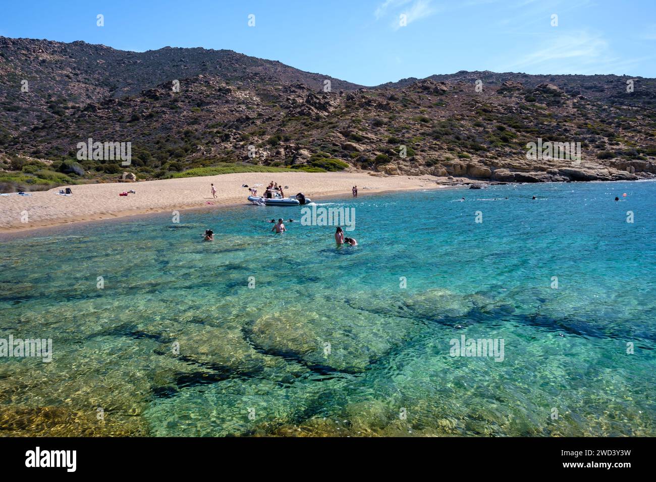 IOS, Grecia - 15 settembre 2023 : veduta dei giovani turisti che si godono l'incredibile spiaggia di sabbia e turchese di Pikri Nero a iOS Grecia Foto Stock