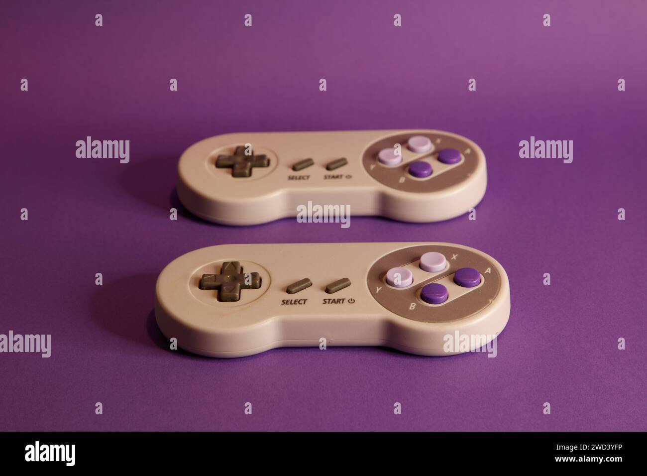 Console per videogiochi di tipo Nintendo su sfondo mouve, fotografia in studio Foto Stock