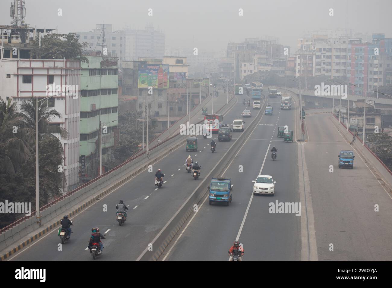 Dhaka, Bangladesh. 18 gennaio 2024. La fitta nebbia ricopre lo skyline di Dacca. (Immagine di credito: © Nayan Kar/SOPA Images via ZUMA Press Wire) SOLO PER USO EDITORIALE! Non per USO commerciale! Foto Stock