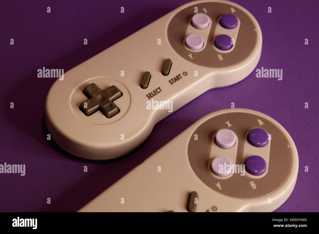 Console per videogiochi di tipo Nintendo su sfondo mouve, fotografia in studio Foto Stock
