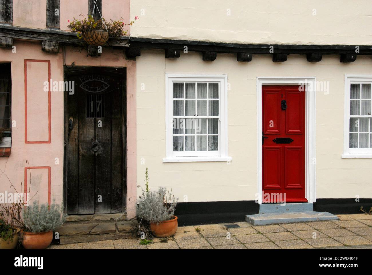 Parte di antiche case a schiera, una con porta rossa brillante, Beccles, Suffolk, Inghilterra Foto Stock