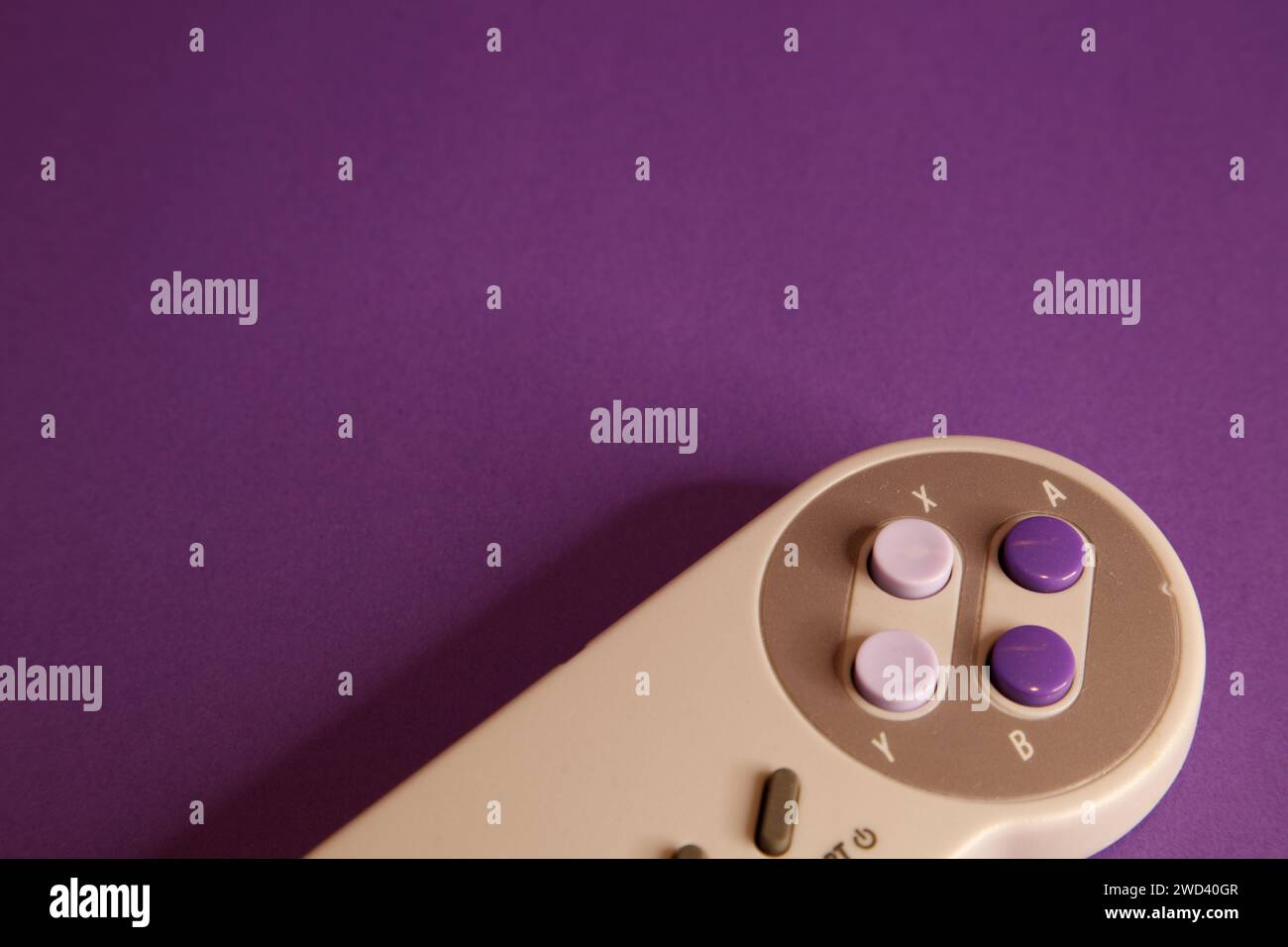 Console per videogiochi di tipo Nintendo su sfondo mouve, fotografia in studio Foto Stock