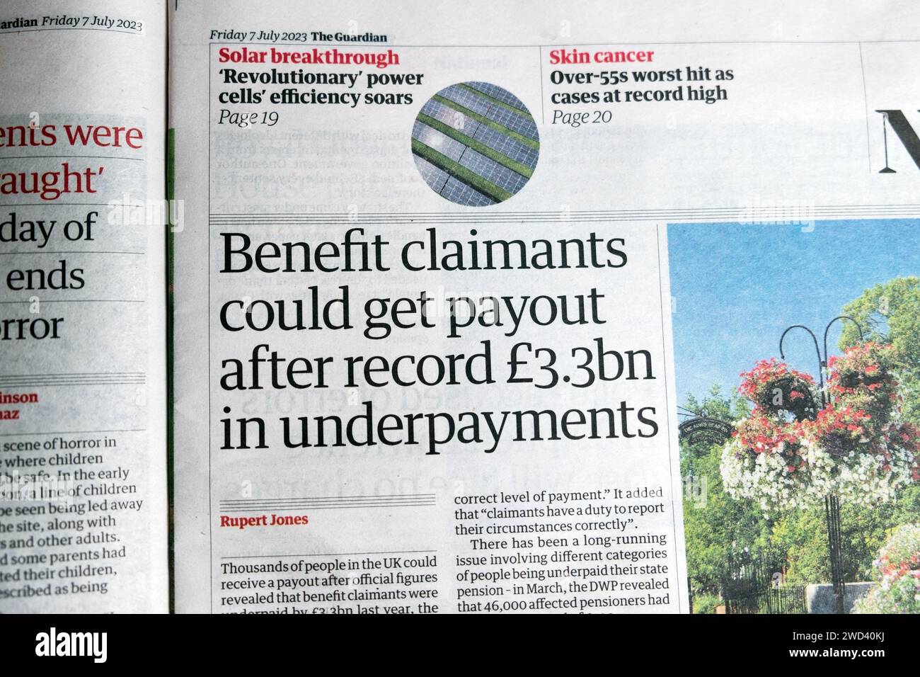 "I richiedenti di prestazioni potrebbero ottenere il pagamento dopo un record di 3 miliardi di sterline in sottopagamenti" Guardian Newspaper Benefits articolo 7 luglio 2023 Londra Regno Unito Foto Stock