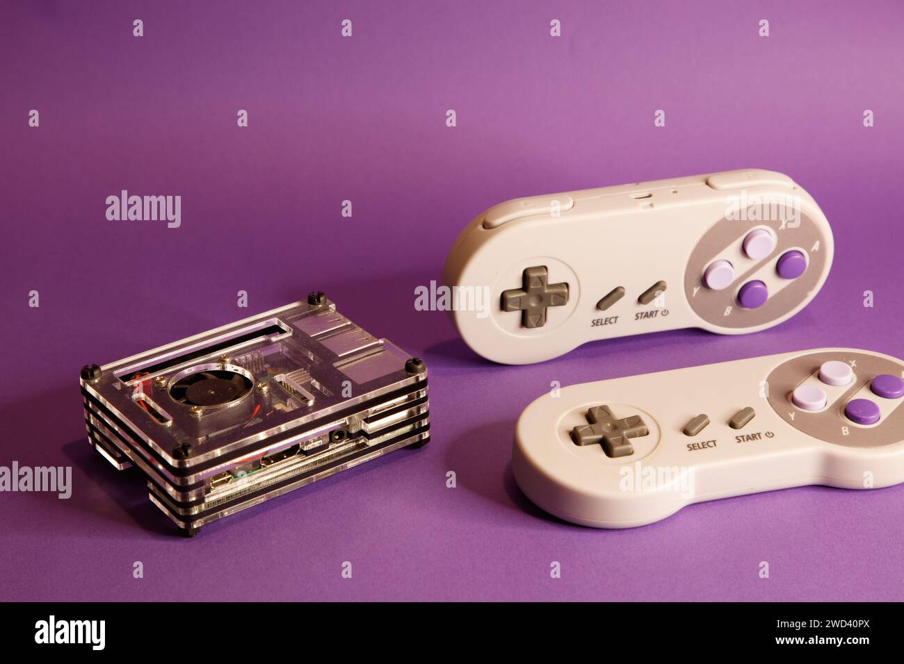 Console per videogiochi di tipo Nintendo e un computer Raspberry Pie, su sfondo con mouse, fotografia in studio Foto Stock