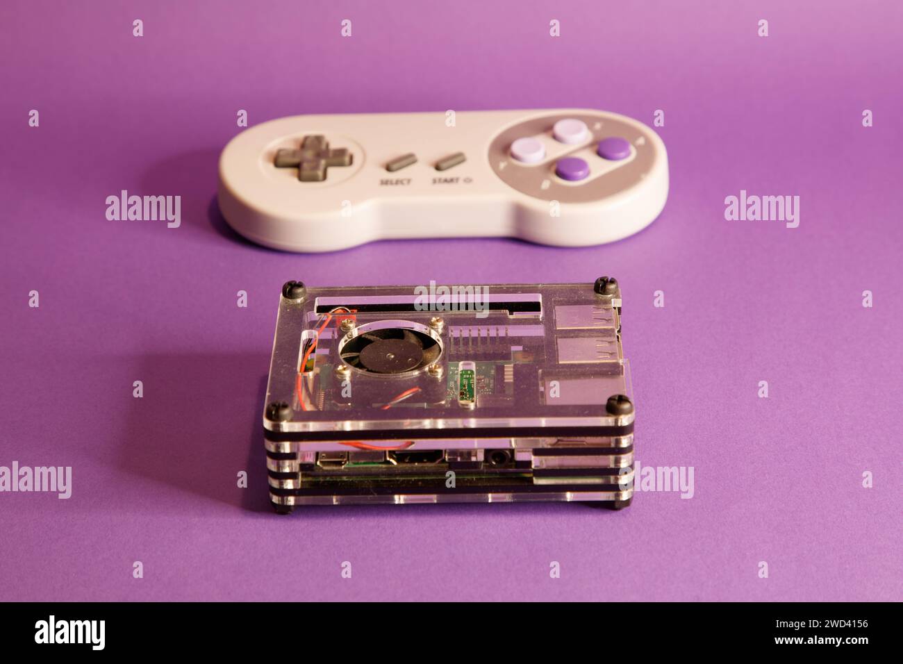 Console per videogiochi di tipo Nintendo e un computer Raspberry Pie, su sfondo con mouse, fotografia in studio Foto Stock