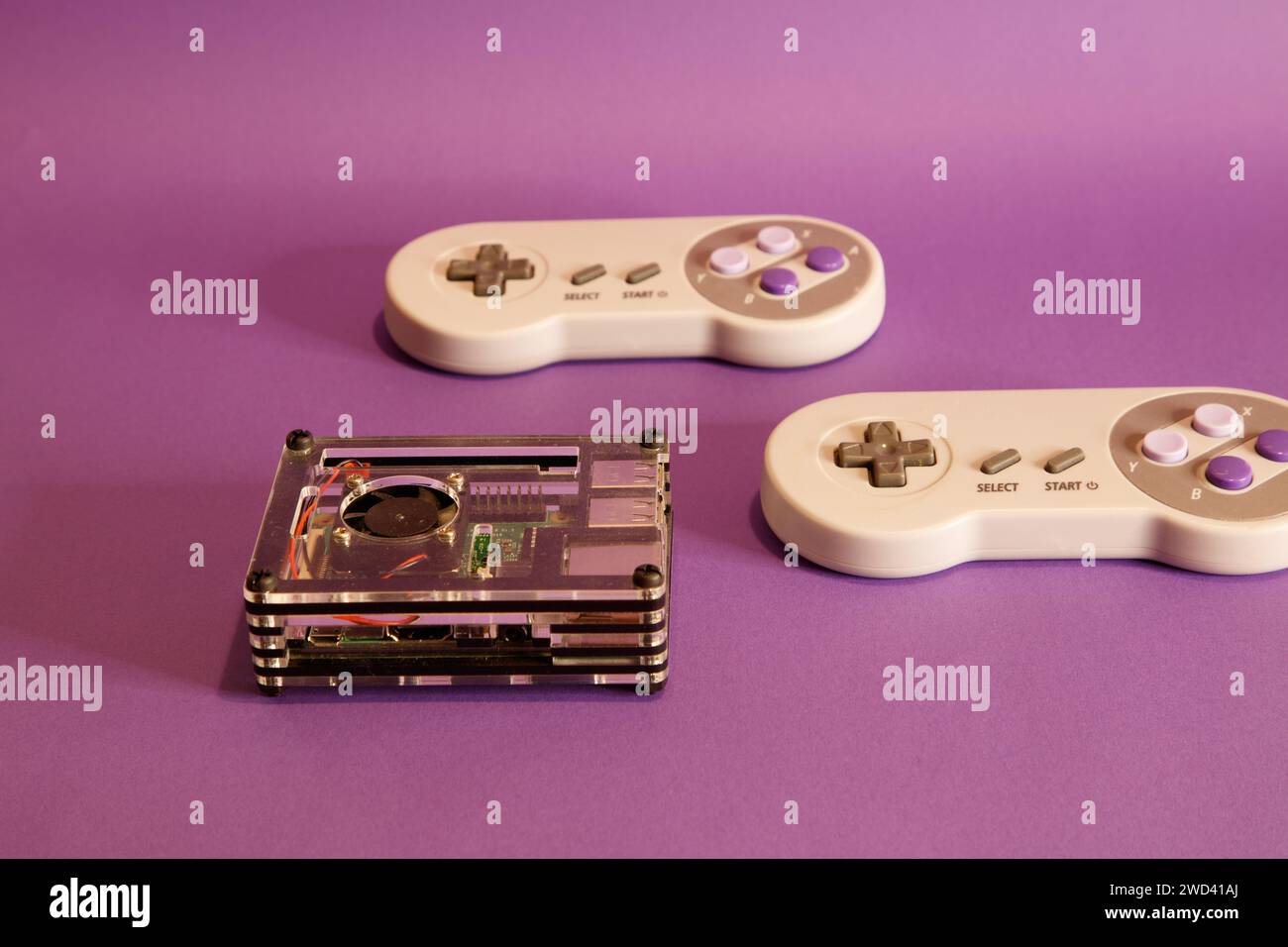 Console per videogiochi di tipo Nintendo e un computer Raspberry Pie, su sfondo con mouse, fotografia in studio Foto Stock