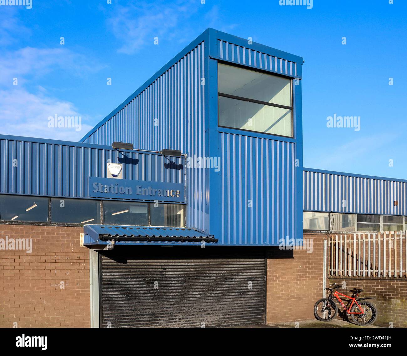 Lurgan, County Armagh, Irlanda del Nord, Regno Unito. 18 gennaio 2024. Oggi si è svolta la più grande azione industriale in tutta l'Irlanda del Nord in quasi cinquant'anni. Un'ampia gamma di sindacati e lavoratori del settore pubblico hanno protestato per gli aumenti salariali – di conseguenza vi è stata una diffusa interruzione della sanità, dell'istruzione, delle infrastrutture (compresa la sospensione dei servizi di gritting) e dei trasporti. La stazione ferroviaria di Lurgan era chiusa e deserta per quel giorno. Credito: CAZIMB/Alamy Live News. Foto Stock