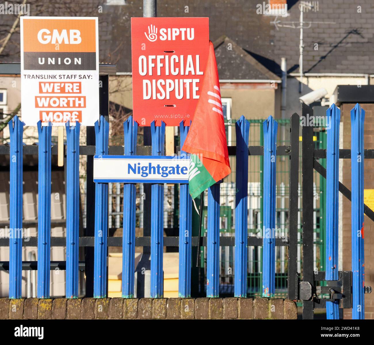 Lurgan, County Armagh, Irlanda del Nord, Regno Unito. 18 gennaio 2024. Oggi si è svolta la più grande azione industriale in tutta l'Irlanda del Nord in quasi cinquant'anni. Un'ampia gamma di sindacati e lavoratori del settore pubblico hanno protestato per gli aumenti salariali – di conseguenza vi è stata una diffusa interruzione della sanità, dell'istruzione, delle infrastrutture (compresa la sospensione dei servizi di gritting) e dei trasporti. La stazione ferroviaria di Lurgan era chiusa e deserta per quel giorno. Credito: CAZIMB/Alamy Live News. Foto Stock