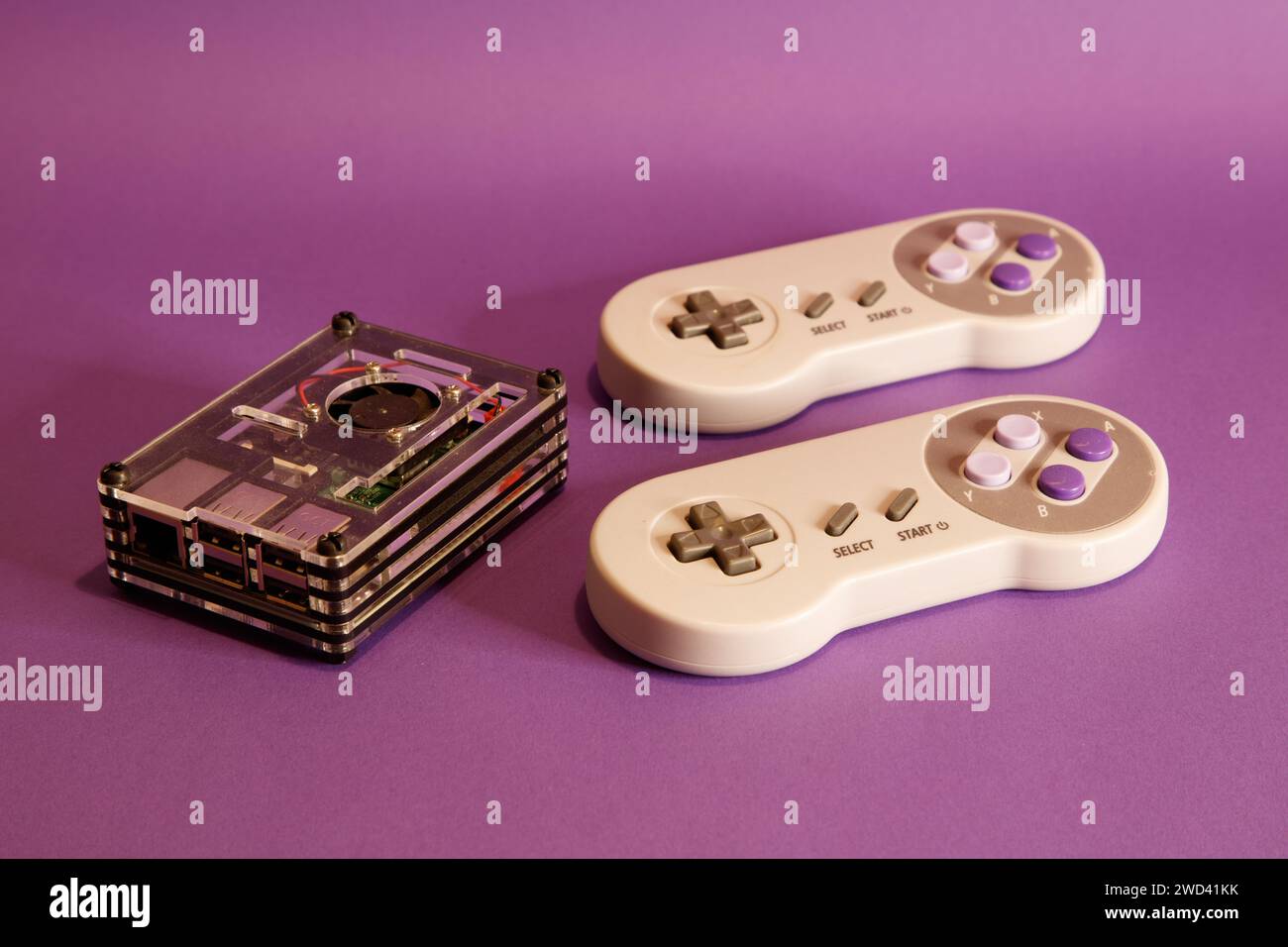 Console per videogiochi di tipo Nintendo e un computer Raspberry Pie, su sfondo con mouse, fotografia in studio Foto Stock