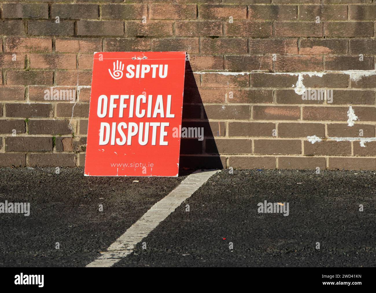 Lurgan, County Armagh, Irlanda del Nord, Regno Unito. 18 gennaio 2024. Oggi si è svolta la più grande azione industriale in tutta l'Irlanda del Nord in quasi cinquant'anni. Un'ampia gamma di sindacati e lavoratori del settore pubblico hanno protestato per gli aumenti salariali – di conseguenza vi è stata una diffusa interruzione della sanità, dell'istruzione, delle infrastrutture (compresa la sospensione dei servizi di gritting) e dei trasporti. La stazione ferroviaria di Lurgan era chiusa e deserta per quel giorno. Credito: CAZIMB/Alamy Live News. Foto Stock