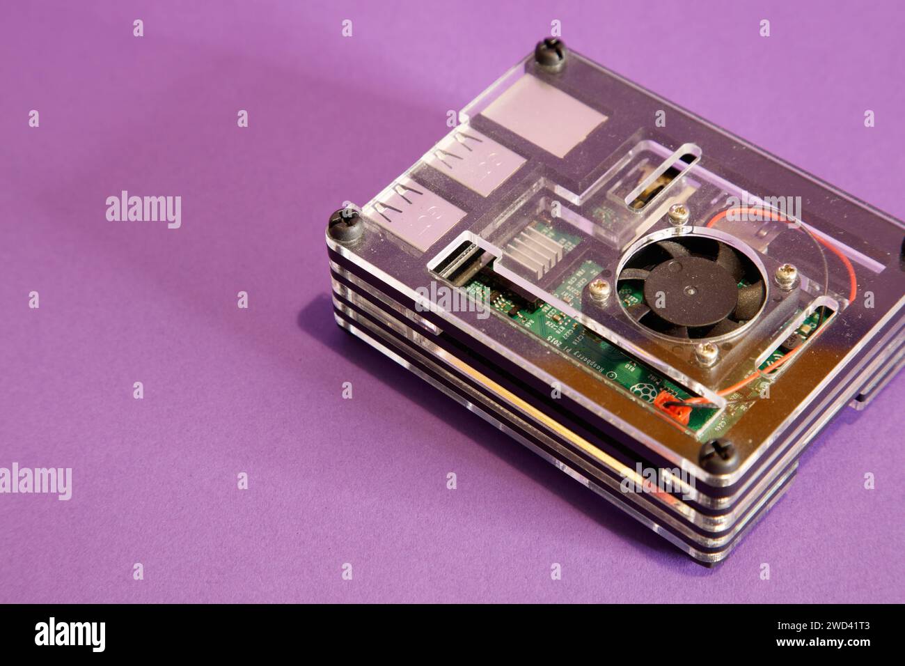 Un computer Raspberry Pie 3, su sfondo mouve, fotografia da studio Foto Stock