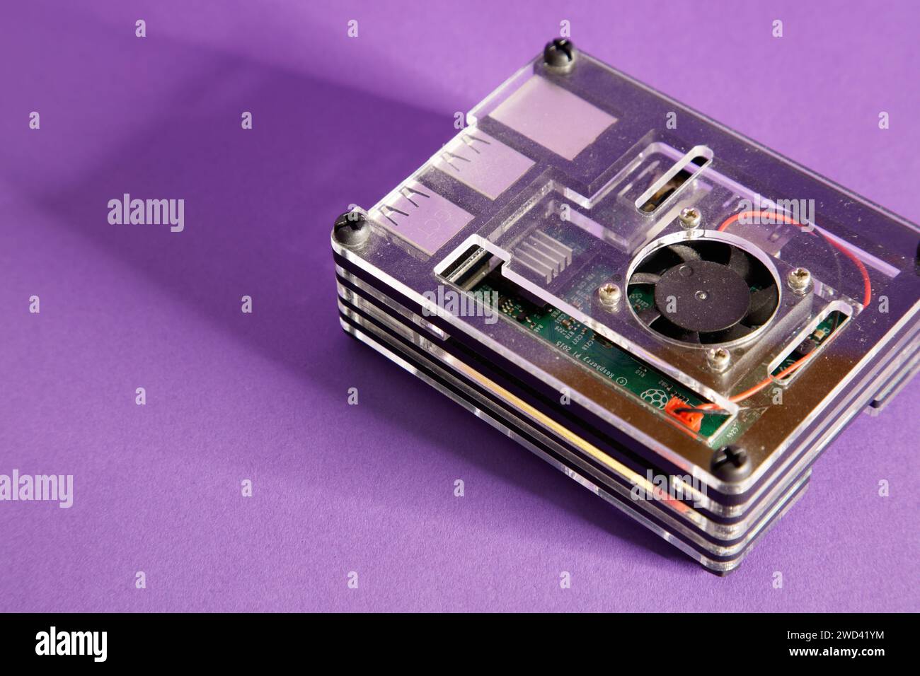 Un computer Raspberry Pie 3, su sfondo mouve, fotografia da studio Foto Stock