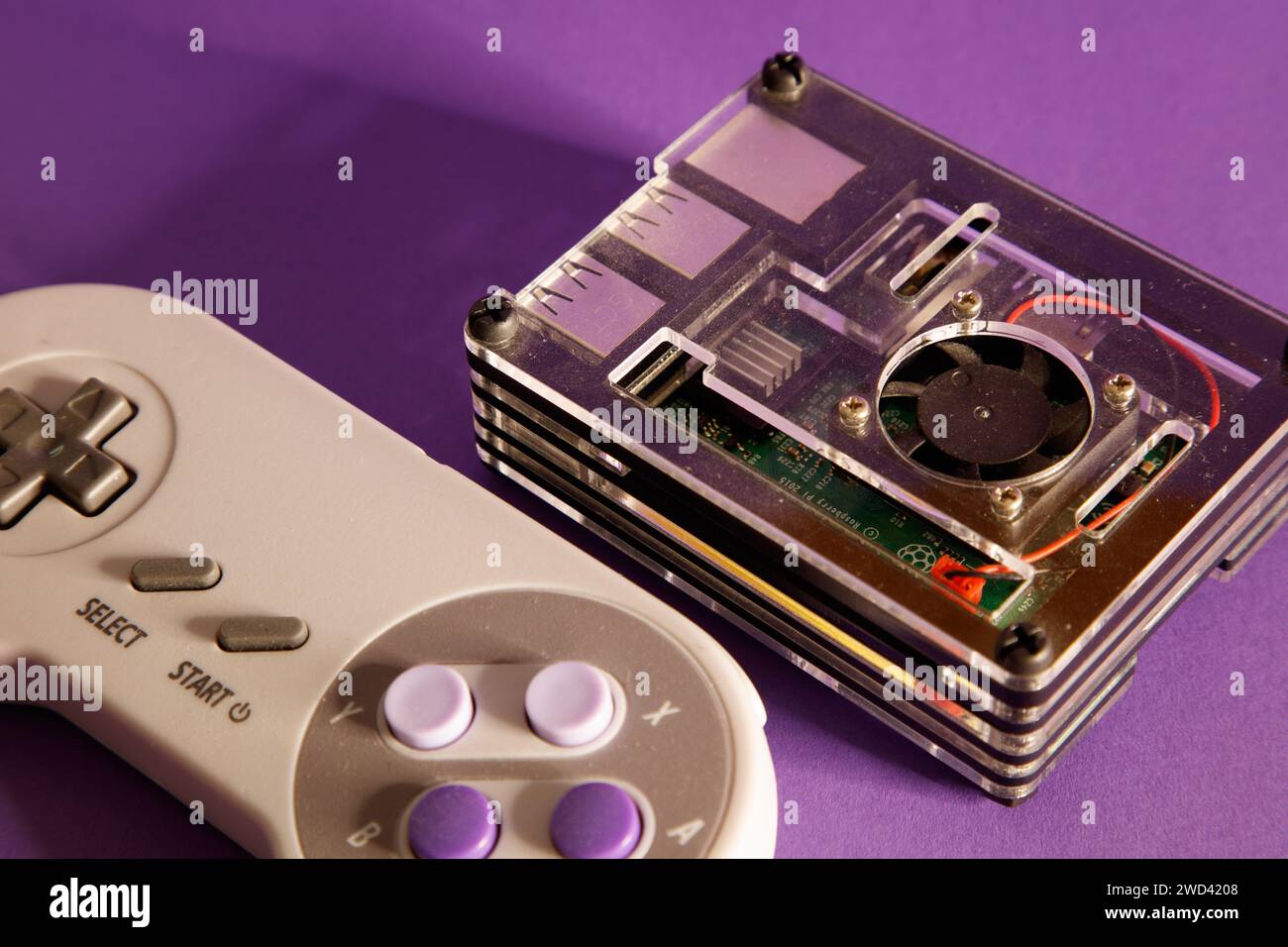 Console per videogiochi di tipo Nintendo e un computer Raspberry Pie, su sfondo con mouse, fotografia in studio Foto Stock