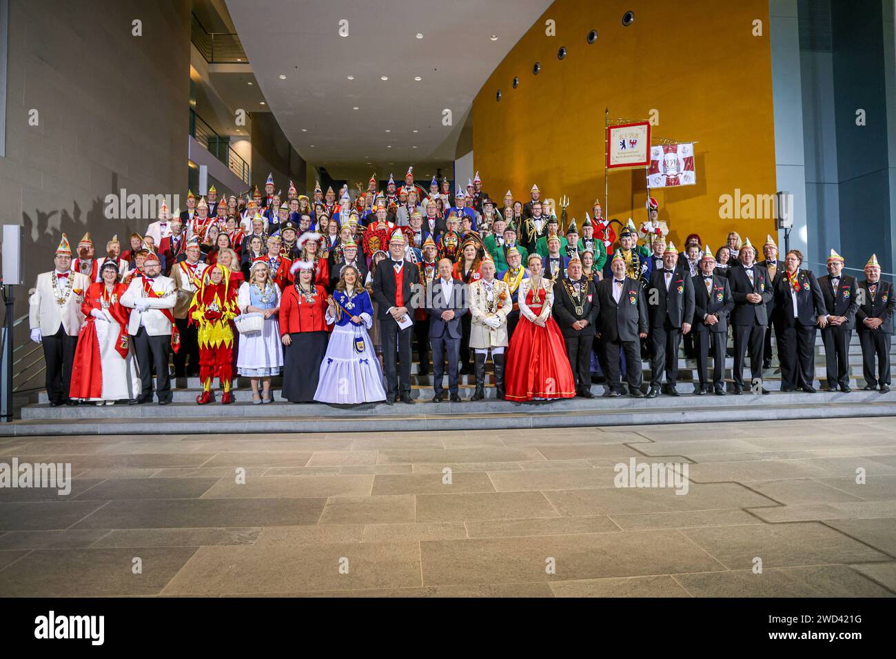 OLAF Scholz SPD, Bundeskanzler begrüßt den Präsidenten des Bund Deutscher Karneval, Klaus-Ludwig Fess, und Karnevals-Prinzenpaare im Bundeskanzleramt - Empfang des Bundes Deutscher Karneval und Abordnungen mit Prinzenpaaren aus dem Bundesländern durch den Bundeskanzler. DEU, Deutschland, Berlino, 18.01.2024: *** Olaf Scholz SPD , Cancelliere federale dà il benvenuto al Presidente del Bund Deutscher Karneval, Klaus Ludwig Fess e alle coppie principeschi carnevalesche nella ricezione della Cancelleria federale del Bund Deutscher Karneval e alle delegazioni con coppie principeschi degli stati federali dalla C federale Foto Stock