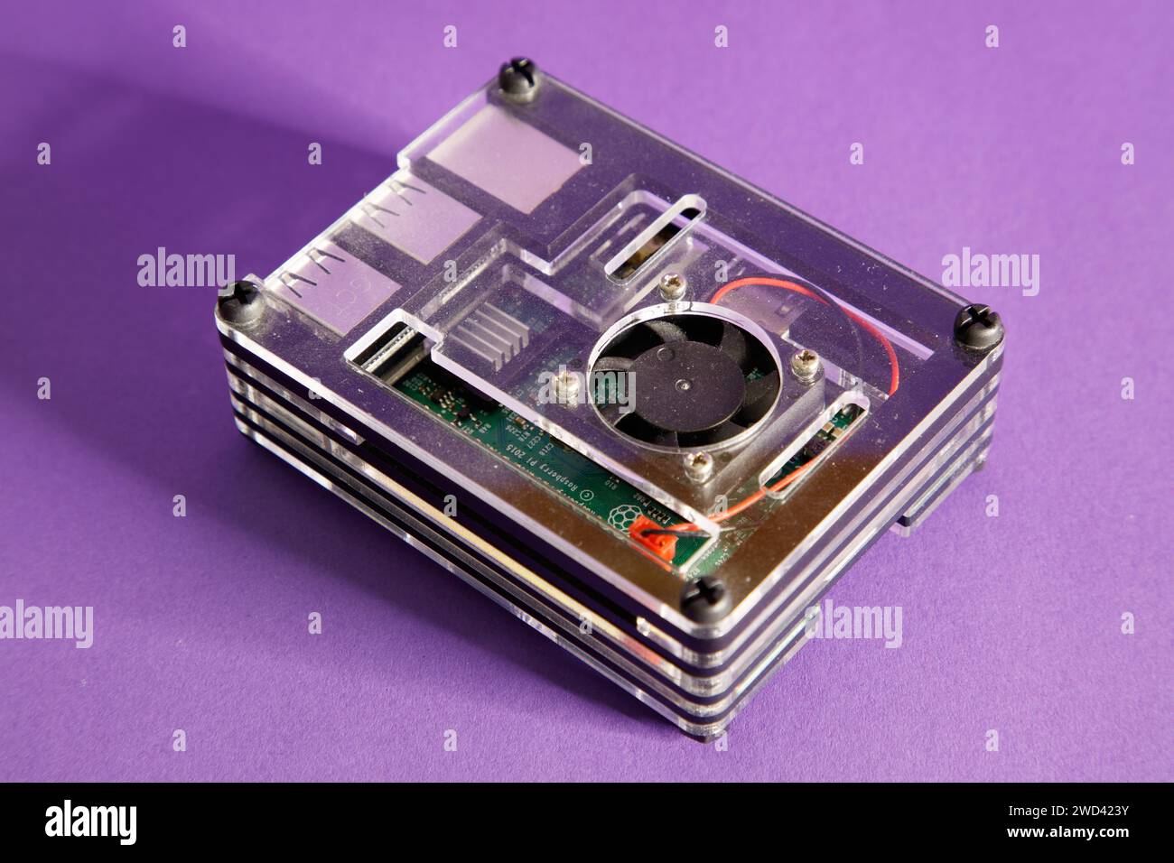 Un computer Raspberry Pie 3, su sfondo mouve, fotografia da studio Foto Stock