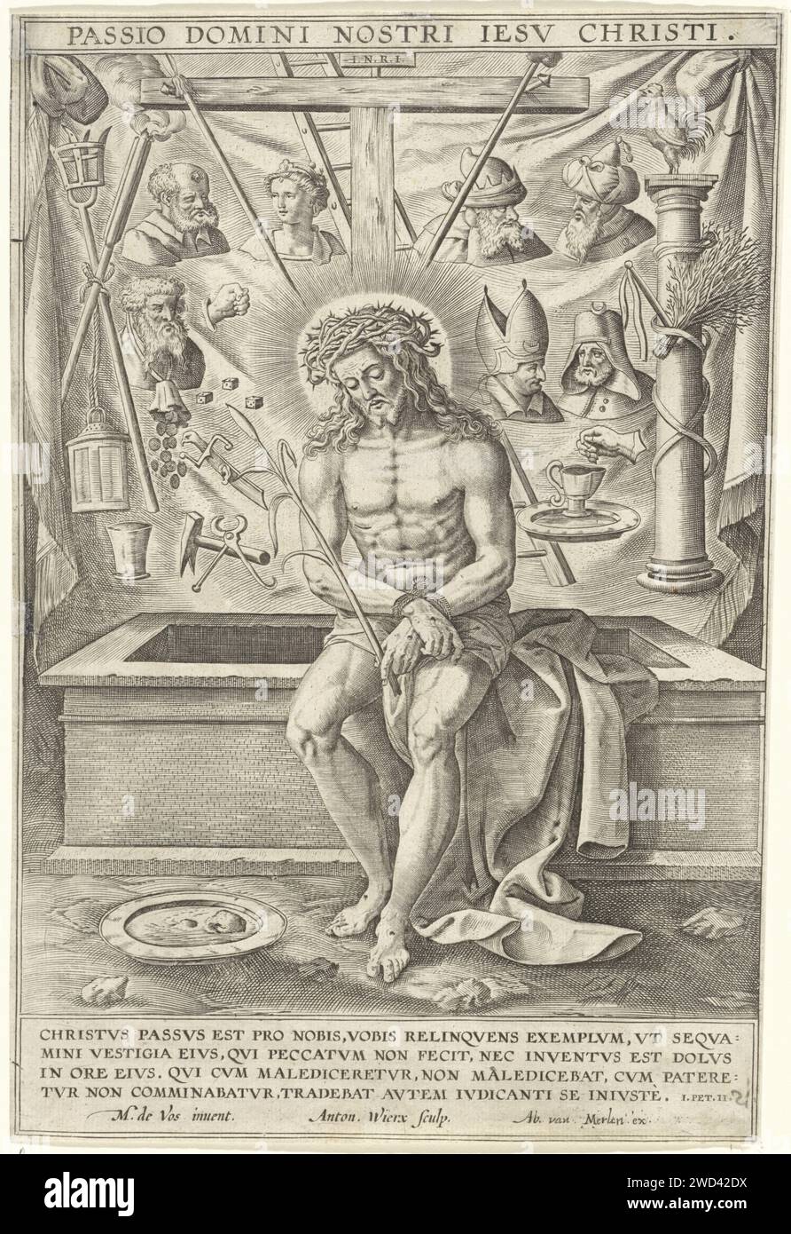 Cristo come uomo di dolore, Antonie Wierix (II), dopo Maerten de Vos, 1565 - prima del 1611 stampa Cristo è seduto sul bordo della sua tomba con mani affascinate. Porta la corona di spine e tiene il gambo di canna in mano. Dietro di lui la croce e i vari attributi e le persone della storia della passione. A margine una citazione biblica di quattro righe da 1 Petr. 2) carta di Anversa incisione uomo Addolorato, 'Imago Pietatis', 'ErbÃ¤rmdebild', 'Schmerzensmann'; il Cristo eretto che mostra le sue ferite, di solito con la corona di spine, e accompagnato dagli strumenti della passione, in piedi o sitti Foto Stock