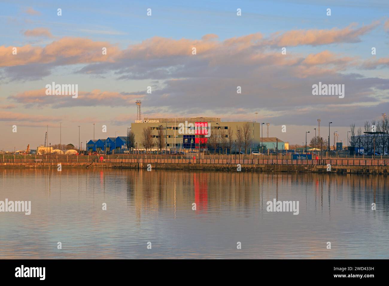 HMS Cambria Royal Naval Reserve Unit, vista attraverso il molo di Roath all'inizio del tramonto, Cardiff Bay, presa il 2024 gennaio Foto Stock