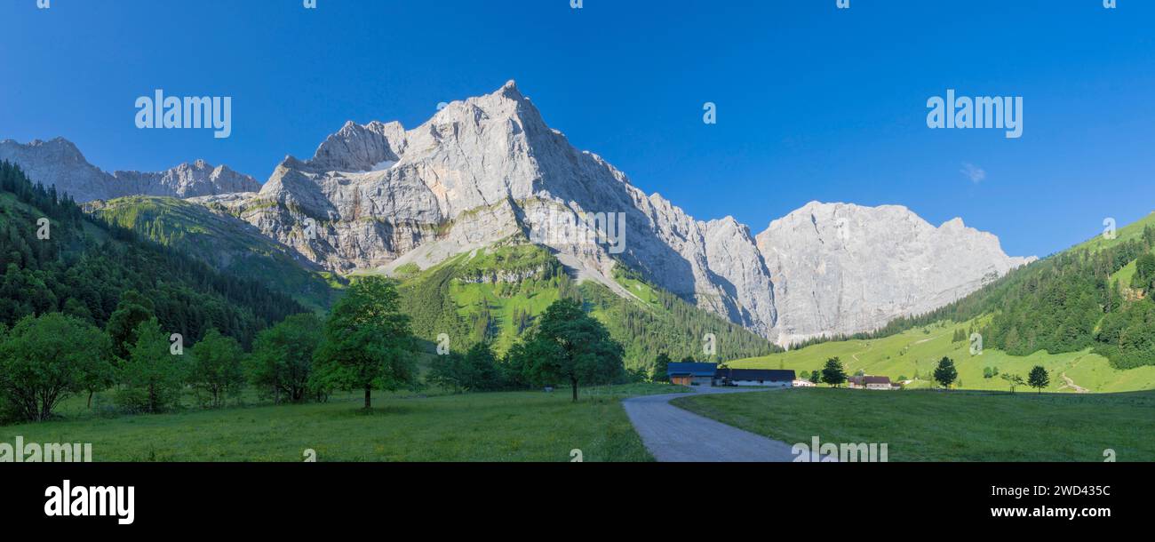 Il panorama mattutino delle pareti nord dei monti Karwendel - pareti di Spritzkar spitze e Grubenkar spitze da Enger alto - Grosser Ahornboden muro Foto Stock