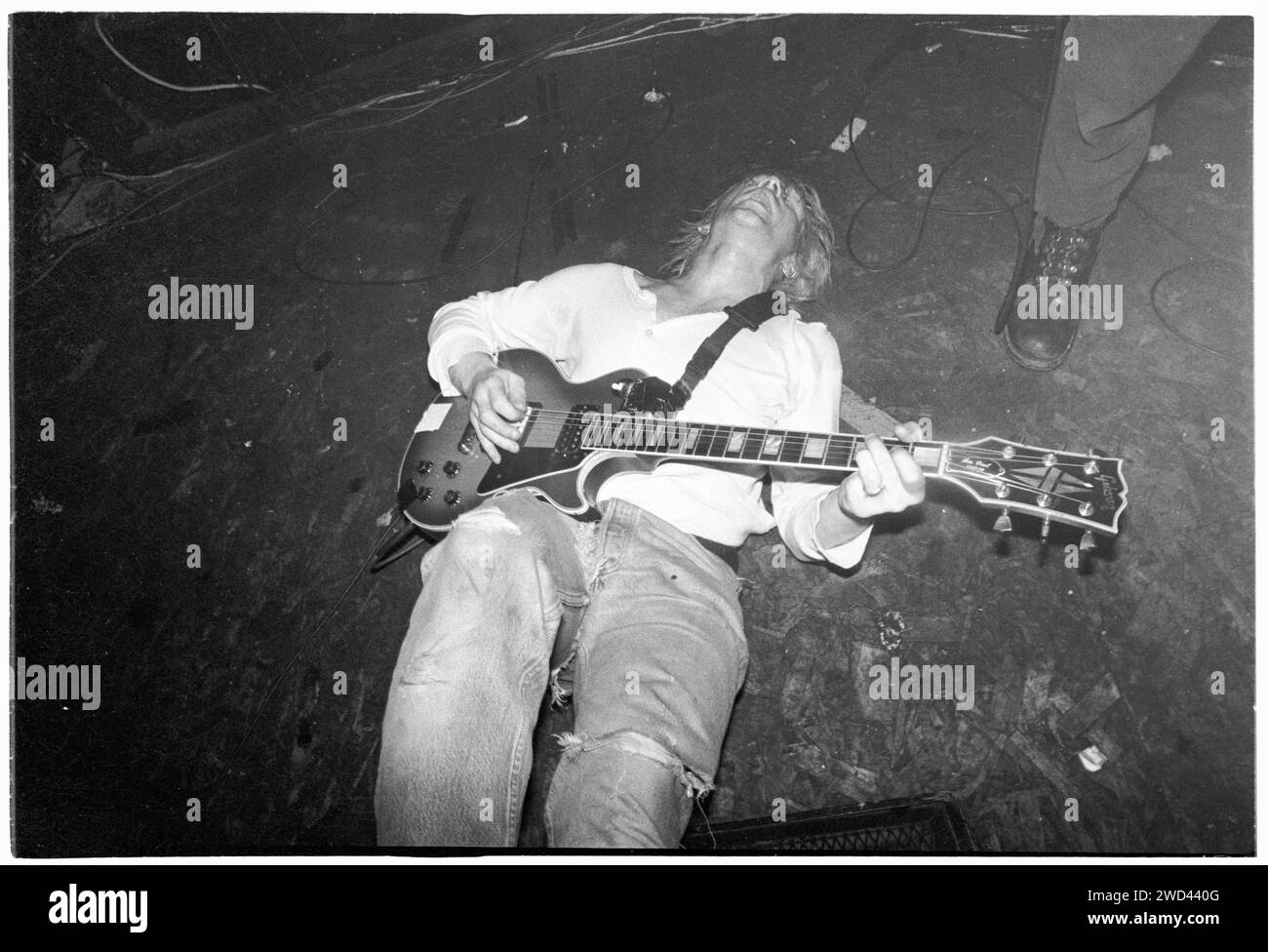 Il chitarrista Garret Jacknife Lee della band punk compulsion suonò dal vivo al Bristol Bierkeller Room il 20 maggio 1994. Foto: Rob Watkins. INFO: Compulsion, una band irlandese di alternative rock negli anni '90 Fondendo influenze punk e grunge, il loro suono energico ha attirato l'attenzione, soprattutto con l'album "Consolter". Anche se di breve durata, compulsione ha lasciato un segno sulla scena musicale alternativa. Foto Stock