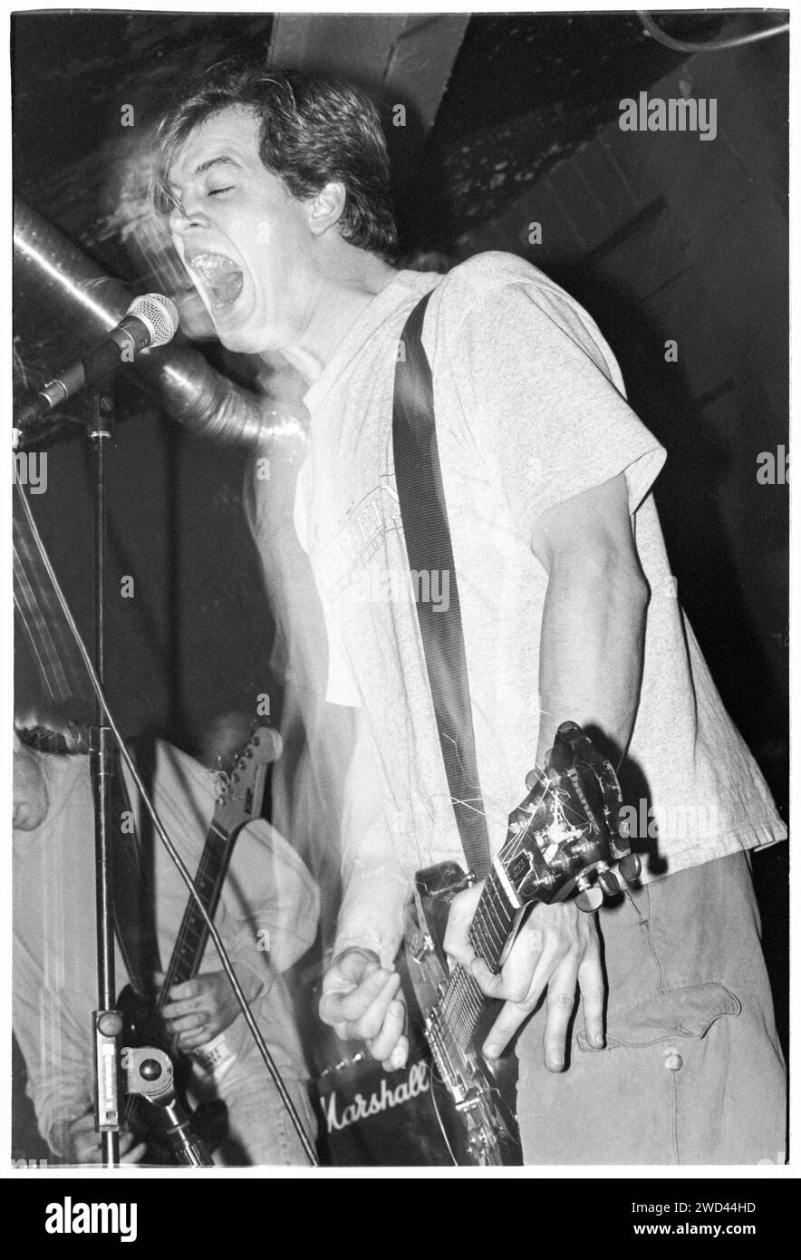 Jeremy Parker dei Done Lyiing Down suonò dal vivo al Bristol Bierkeller il 20 maggio 1994. Foto: Rob Watkins. INFO: Done Listing Down, una band alternative rock degli anni '90, ha infuso energia punk nel loro sound. Con album come "John Austin Rutledge & Friends" e singoli come "Just a Misdemeanor", hanno lasciato un'impronta nelle scene indie e punk del Regno Unito. Foto Stock