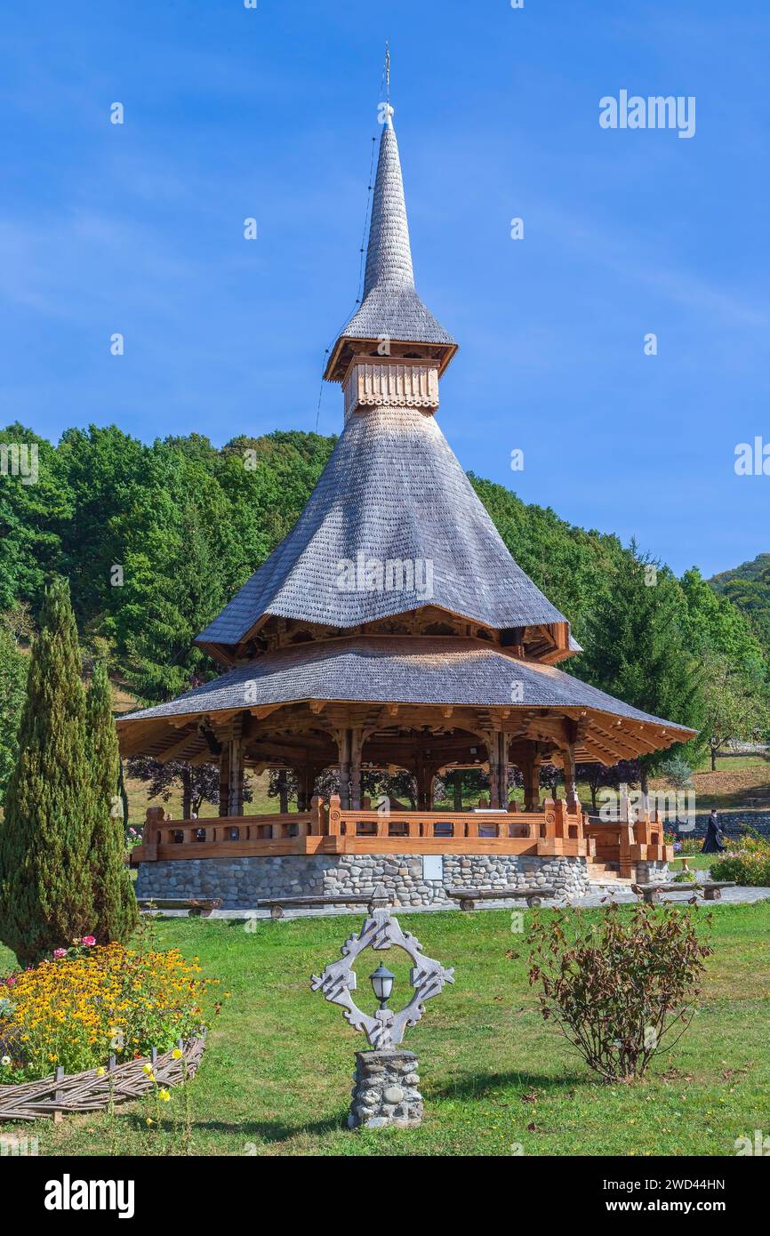 Edifici nel complesso monastico di Barsana, Maramures, Romania. La prima chiesa in legno fu costruita nel 1711, il monastero ortodosso di Barsana. Foto Stock