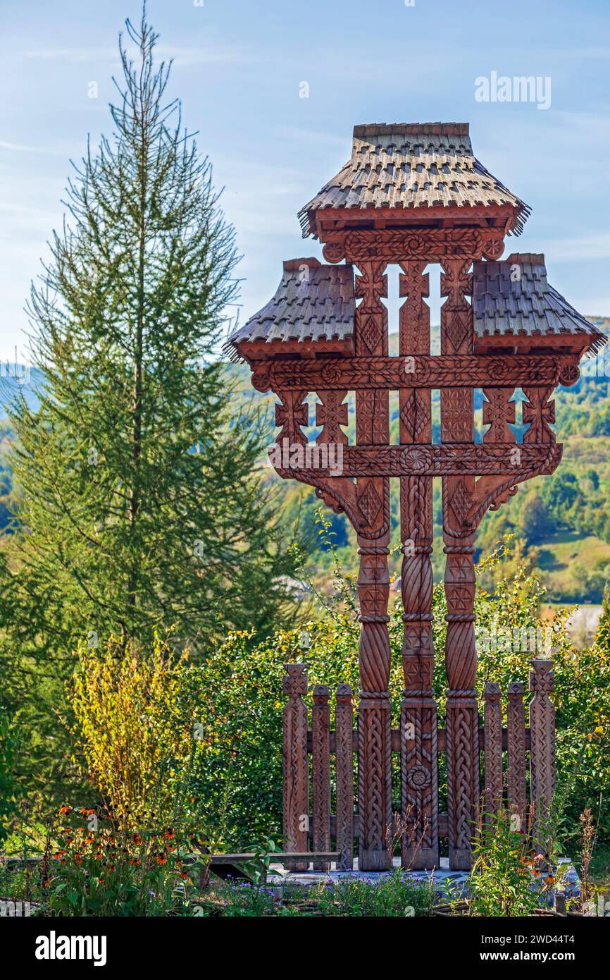 Croce decorativa in legno intagliata con motivi tradizionali rumeni, specifica per l'area Maramures, il monastero di Barsana, Romania. Foto Stock