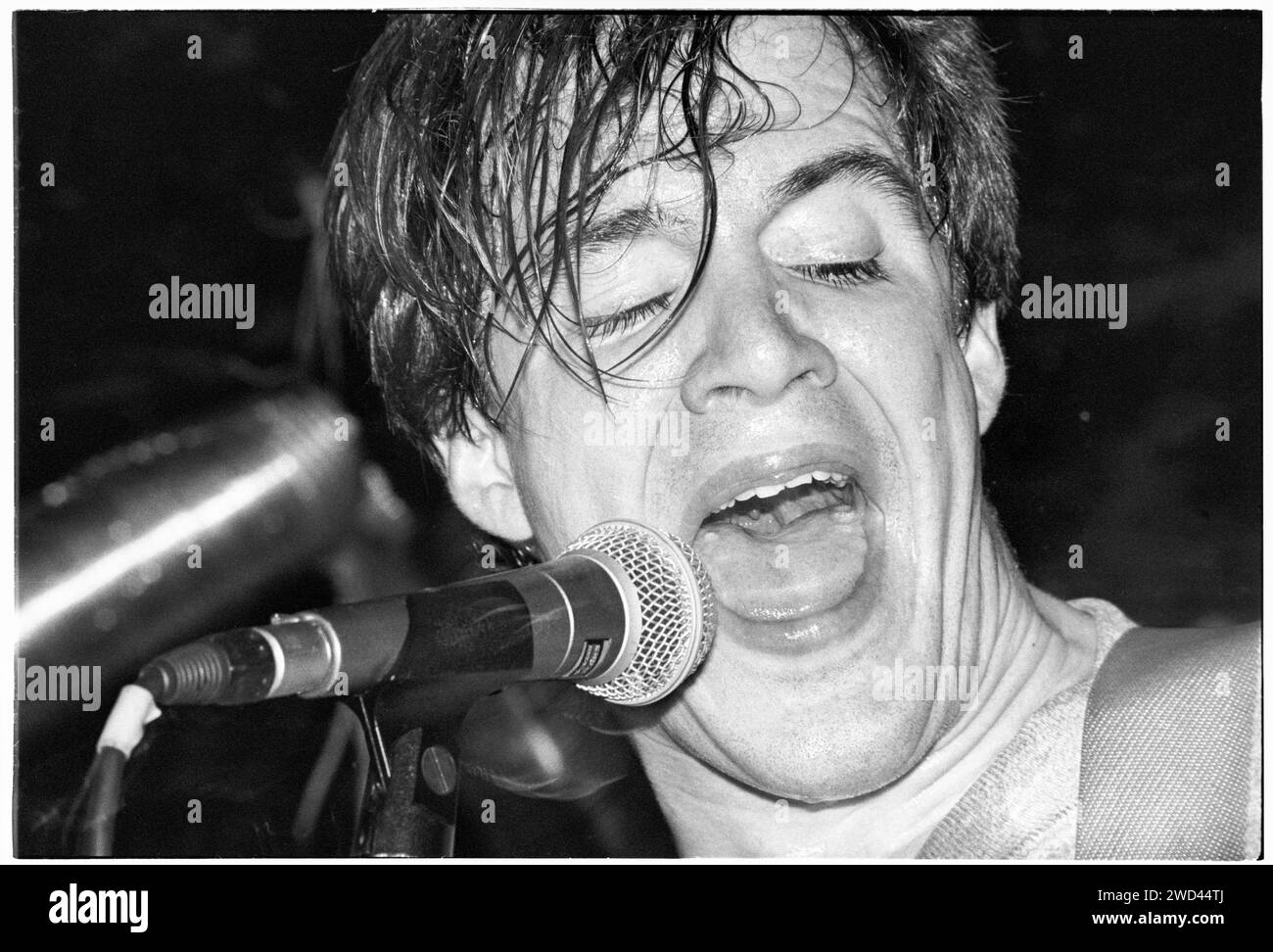 Jeremy Parker dei Done Lyiing Down suonò dal vivo al Bristol Bierkeller il 20 maggio 1994. Foto: Rob Watkins. INFO: Done Listing Down, una band alternative rock degli anni '90, ha infuso energia punk nel loro sound. Con album come "John Austin Rutledge & Friends" e singoli come "Just a Misdemeanor", hanno lasciato un'impronta nelle scene indie e punk del Regno Unito. Foto Stock