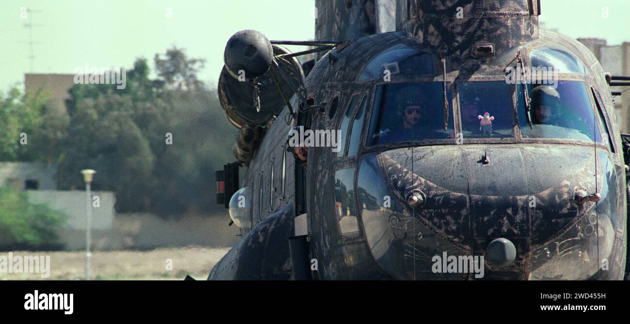 Prima guerra del Golfo: 28 febbraio 1991 un elicottero Boeing CH-47 Chinook della RAF, numero di serie ZA720/EP vicino alle torri d'acqua di Kuwait City. Foto Stock