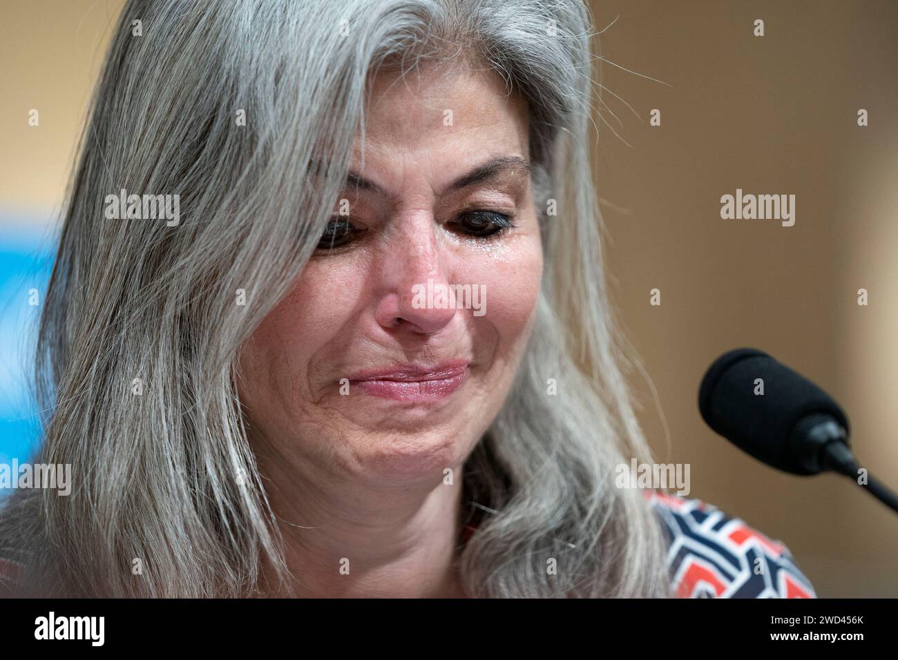 Washington, Stati Uniti. 18 gennaio 2024. Josephine Dunn grida mentre testimonia durante un'audizione della House Committee on Homeland Security sul confine meridionale al Campidoglio degli Stati Uniti a Washington, DC giovedì 18 gennaio 2024. La figlia di Dunn, Ashley Dunn, morì nel 2021 dopo aver ingerito fentanyl, che credeva fosse ossicodone. Foto di Bonnie Cash/UPI credito: UPI/Alamy Live News Foto Stock